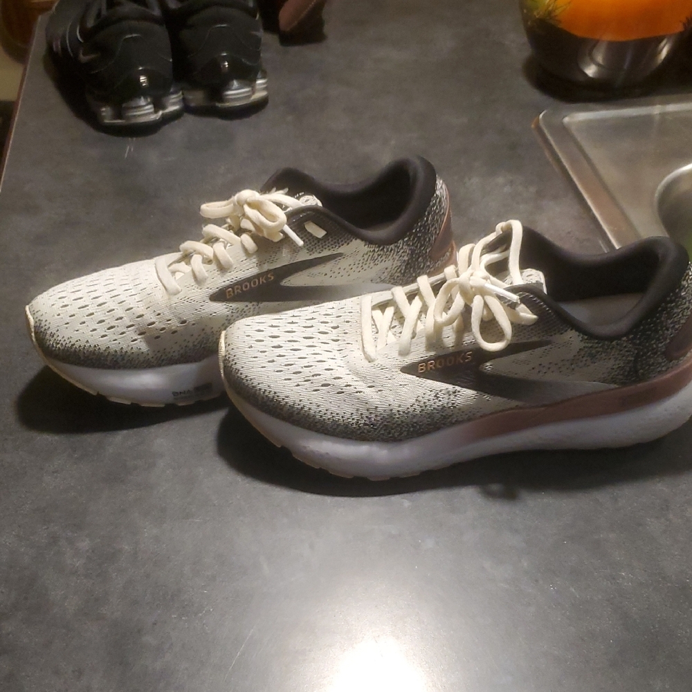 Brooks Ghost 16 Women's Athletic Shoes. Size 8.5.
